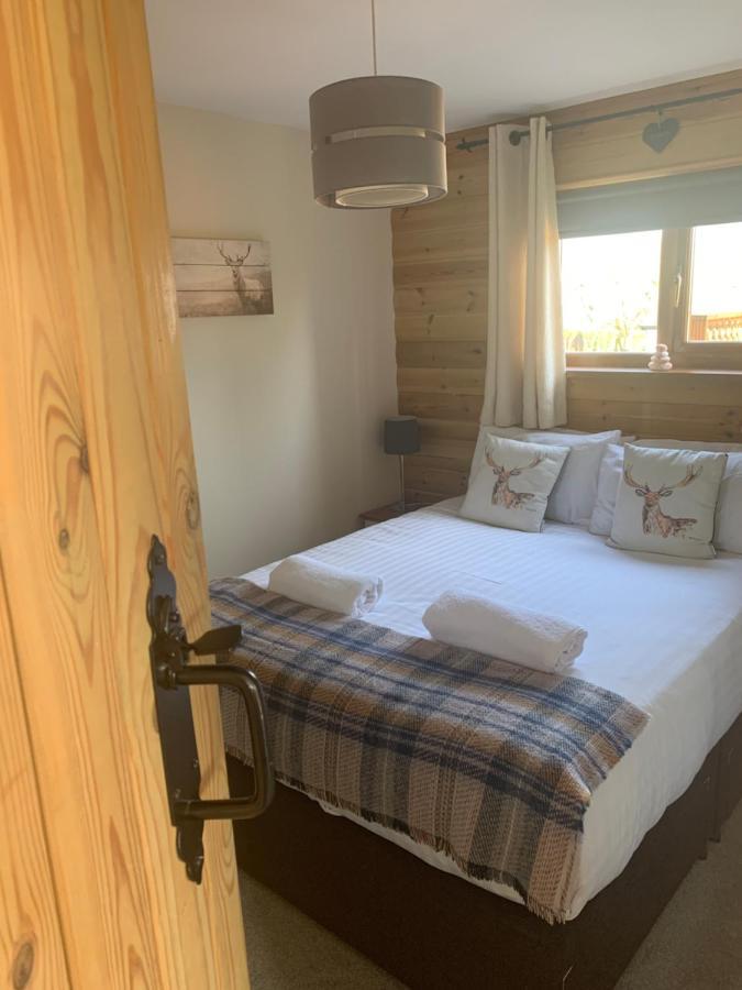 Swansea Log Cabin Pontardawe Extérieur photo